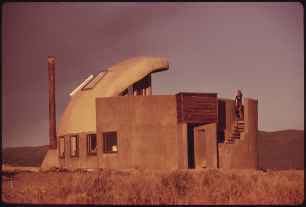 Earthships history - First experimental house completed new Taos, New Mexico